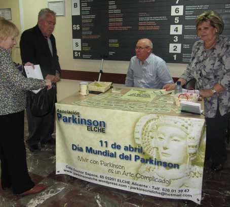 La mesa que instaló ayer la Asociación Parkinson en el Hospital General