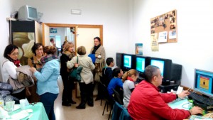 Niños jugando, haciendo manualidades y mayores hablando
