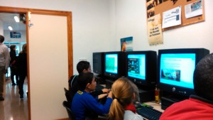 Jugando al ordenador- Talleres para Niños