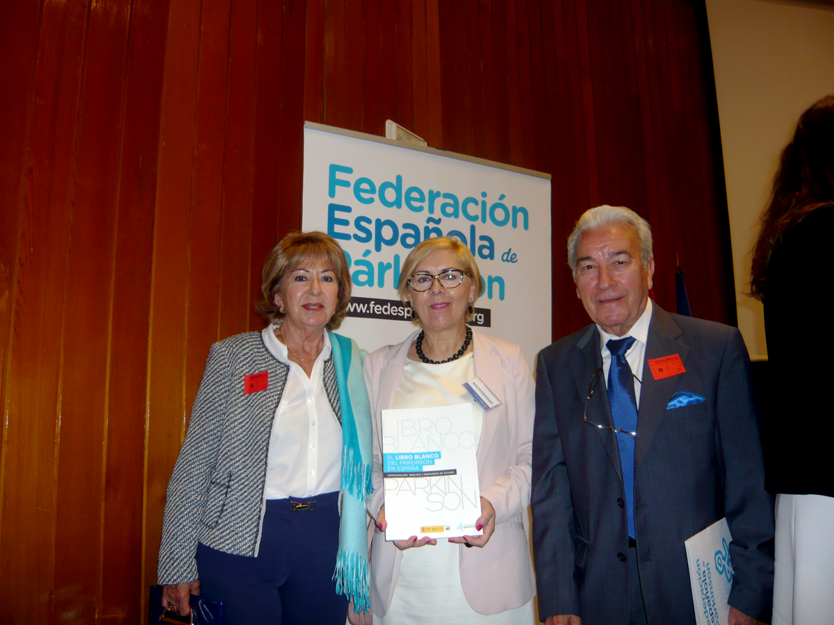 José Arcas, Presidente Asociación Parkinson Elche y su esposa Magdalena con la Presidenta de la Federación Española de Párkinson, Mª Jesús Delgado