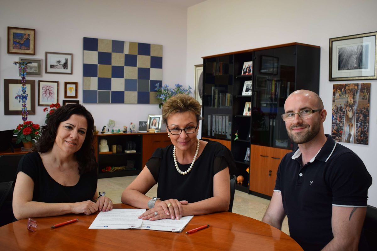 Firma de convenio de colaboración entre la Universidad Miguel Hernández y la Asoicación Parkinson Elche