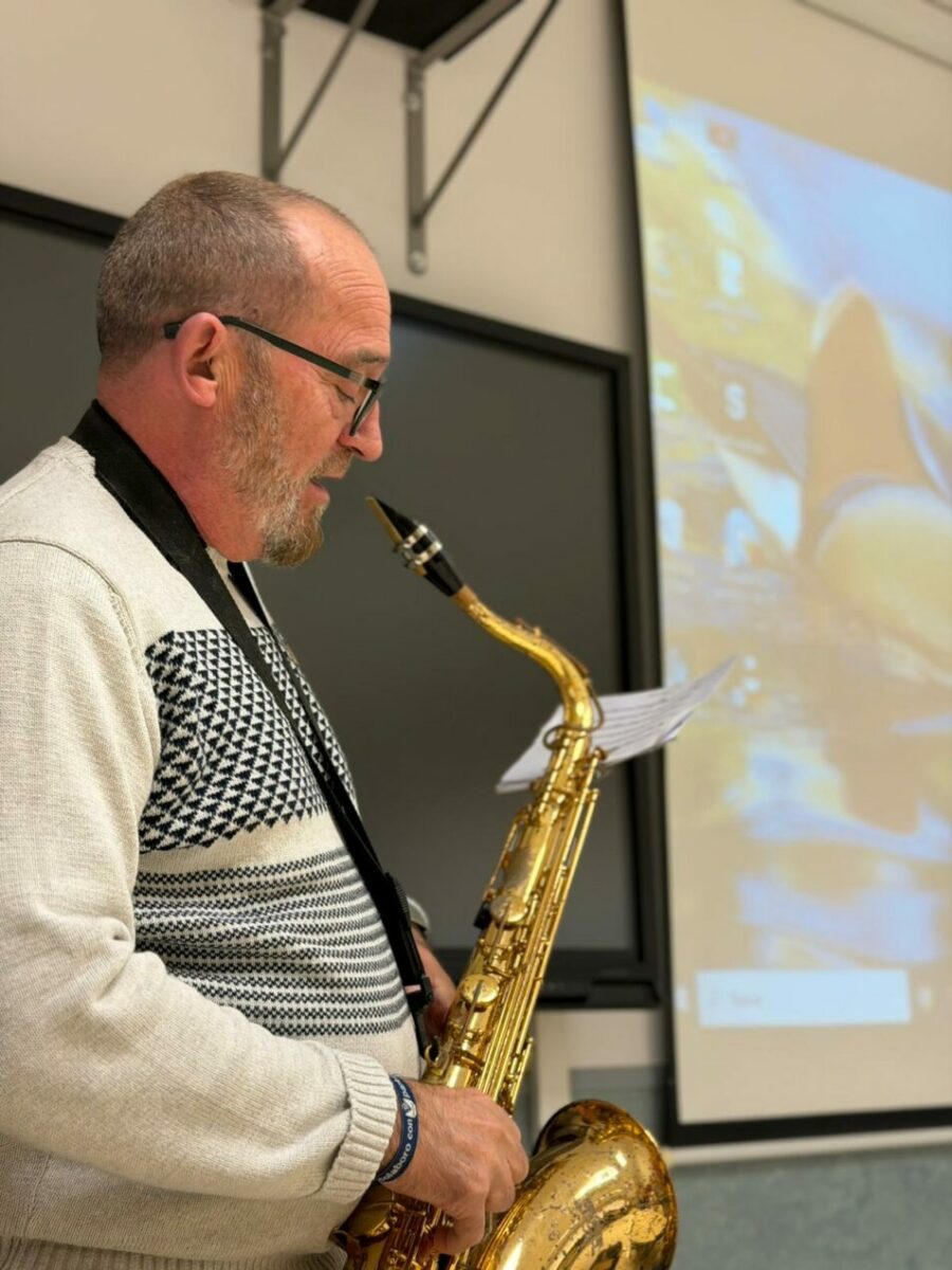 Actividad educativa sobre párkinson con alumnado del CEIP Clara Campoamor en la Semana de la Discapacidad Elche