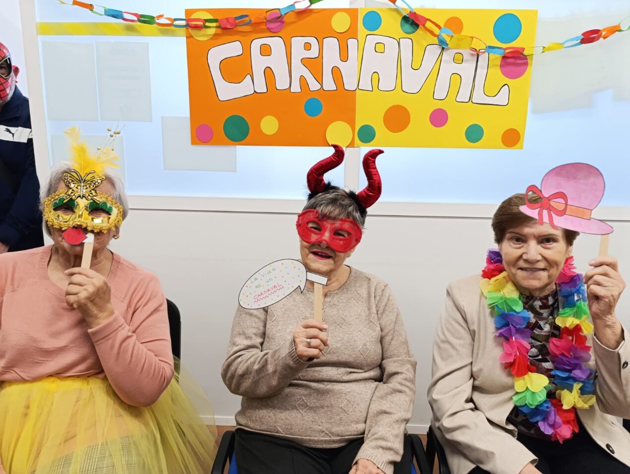 Carnaval en la Asociaci贸n Parkinson Elche: una experiencia de ocio terap茅utico