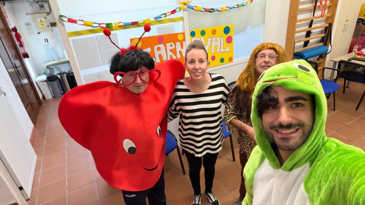 Carnaval en la Asociaci贸n Parkinson Elche: una experiencia de ocio terap茅utico