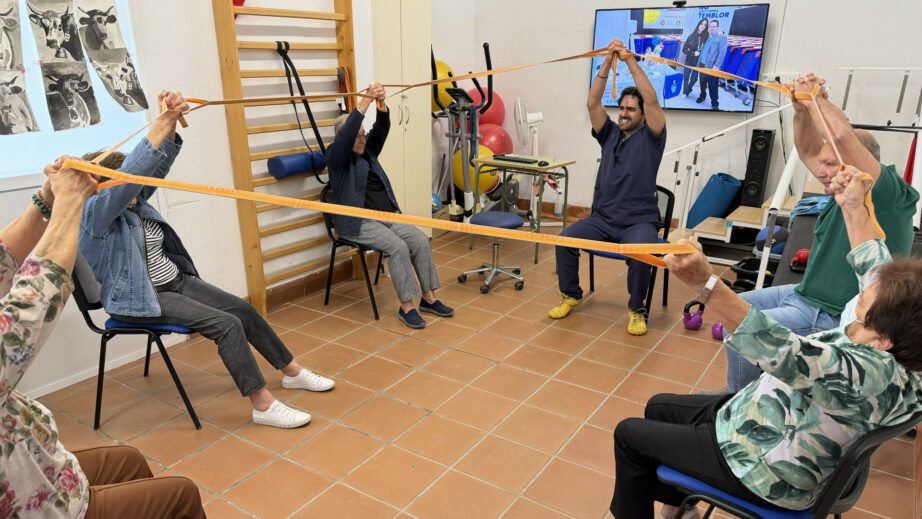Terapia grupal para personas con párkinson en Asociación Parkinson Elche