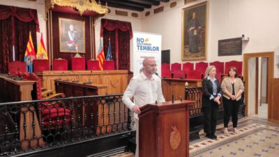 Lectura del manifiesto por personas con Parkinson en el Salón de Plenos del Ayuntamiento de Elche durante el Día Mundial del Parkinson