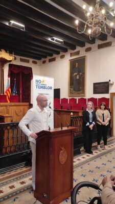 Lectura del manifiesto por personas con Parkinson en el Salón de Plenos del Ayuntamiento de Elche durante el Día Mundial del Parkinson