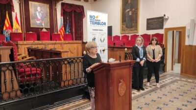 Lectura del manifiesto por personas con Parkinson en el Salón de Plenos del Ayuntamiento de Elche durante el Día Mundial del Parkinson