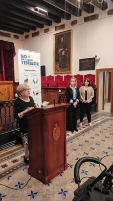 Lectura del manifiesto por personas con Parkinson en el Salón de Plenos del Ayuntamiento de Elche durante el Día Mundial del Parkinson