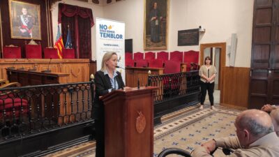 Lectura del manifiesto por personas con Parkinson en el Salón de Plenos del Ayuntamiento de Elche durante el Día Mundial del Parkinson