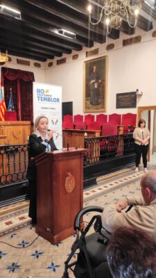 Lectura del manifiesto por personas con Parkinson en el Salón de Plenos del Ayuntamiento de Elche durante el Día Mundial del Parkinson