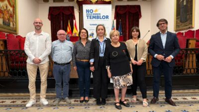 Lectura del manifiesto por personas con Parkinson en el Salón de Plenos del Ayuntamiento de Elche durante el Día Mundial del Parkinson