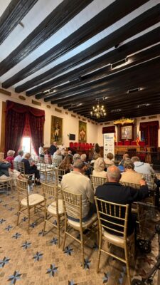 Lectura del manifiesto por personas con Parkinson en el Salón de Plenos del Ayuntamiento de Elche durante el Día Mundial del Parkinson