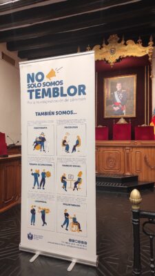 Lectura del manifiesto por personas con Parkinson en el Salón de Plenos del Ayuntamiento de Elche durante el Día Mundial del Parkinson