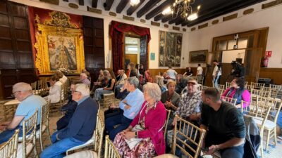 Lectura del manifiesto por personas con Parkinson en el Salón de Plenos del Ayuntamiento de Elche durante el Día Mundial del Parkinson