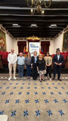 Lectura del manifiesto por personas con Parkinson en el Salón de Plenos del Ayuntamiento de Elche durante el Día Mundial del Parkinson