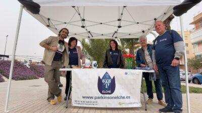 Voluntarios en el Día mundial de Parkinson colaborando en las Mesas Informativas en los diferentes emplazamientos en la Ciudad de Elche