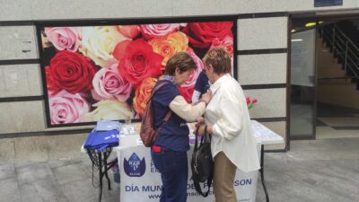 Voluntarios en el Día mundial de Parkinson colaborando en las Mesas Informativas en los diferentes emplazamientos en la Ciudad de Elche