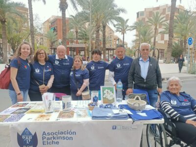 Voluntarios en el Día mundial de Parkinson colaborando en las Mesas Informativas en los diferentes emplazamientos en la Ciudad de Elche