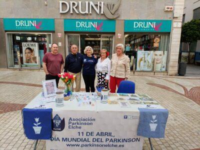 Voluntarios en el Día mundial de Parkinson colaborando en las Mesas Informativas en los diferentes emplazamientos en la Ciudad de Elche