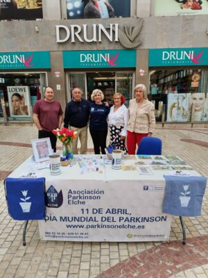 Voluntarios en el Día mundial de Parkinson colaborando en las Mesas Informativas en los diferentes emplazamientos en la Ciudad de Elche