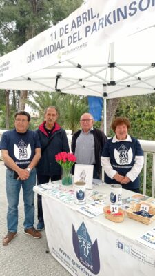 Voluntarios en el Día mundial de Parkinson colaborando en las Mesas Informativas en los diferentes emplazamientos en la Ciudad de Elche