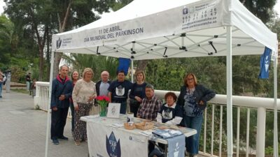 Voluntarios en el Día mundial de Parkinson colaborando en las Mesas Informativas en los diferentes emplazamientos en la Ciudad de Elche