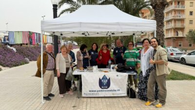 Voluntarios en el Día mundial de Parkinson colaborando en las Mesas Informativas en los diferentes emplazamientos en la Ciudad de Elche