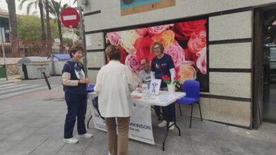 Voluntarios en el Día mundial de Parkinson colaborando en las Mesas Informativas en los diferentes emplazamientos en la Ciudad de Elche