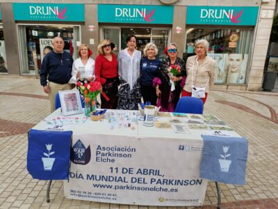 Voluntarios en el Día mundial de Parkinson colaborando en las Mesas Informativas en los diferentes emplazamientos en la Ciudad de Elche
