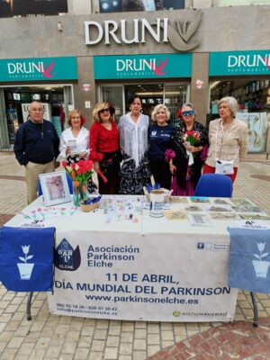 Voluntarios en el Día mundial de Parkinson colaborando en las Mesas Informativas en los diferentes emplazamientos en la Ciudad de Elche