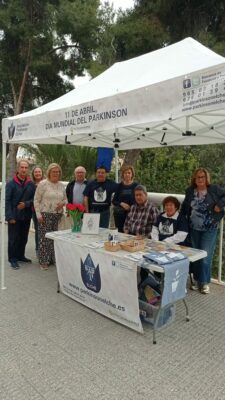 Voluntarios en el Día mundial de Parkinson colaborando en las Mesas Informativas en los diferentes emplazamientos en la Ciudad de Elche