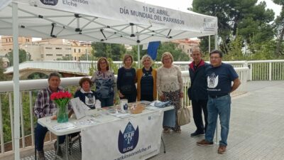 Voluntarios en el Día mundial de Parkinson colaborando en las Mesas Informativas en los diferentes emplazamientos en la Ciudad de Elche