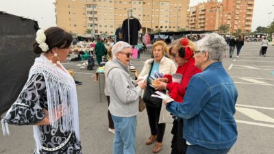 Voluntarios en el Día mundial de Parkinson colaborando en las Mesas Informativas en los diferentes emplazamientos en la Ciudad de Elche