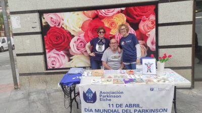 Voluntarios en el Día mundial de Parkinson colaborando en las Mesas Informativas en los diferentes emplazamientos en la Ciudad de Elche