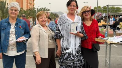 Voluntarios en el Día mundial de Parkinson colaborando en las Mesas Informativas en los diferentes emplazamientos en la Ciudad de Elche