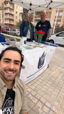 Voluntarios en el Día mundial de Parkinson colaborando en las Mesas Informativas en los diferentes emplazamientos en la Ciudad de Elche