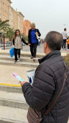 Voluntarios en el Día mundial de Parkinson colaborando en las Mesas Informativas en los diferentes emplazamientos en la Ciudad de Elche