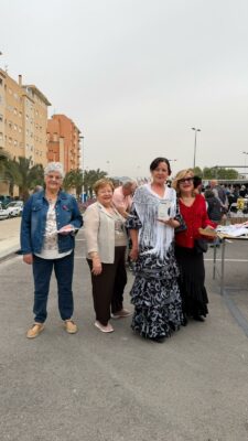 Voluntarios en el Día mundial de Parkinson colaborando en las Mesas Informativas en los diferentes emplazamientos en la Ciudad de Elche