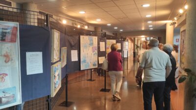 Personas asistentes durante la inauguración de la exposición de pintura de la Asociación Parkinson Elche en la Sala de Cultura de Catral