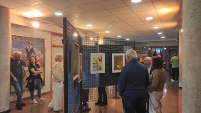 Personas asistentes durante la inauguración de la exposición de pintura de la Asociación Parkinson Elche en la Sala de Cultura de Catral