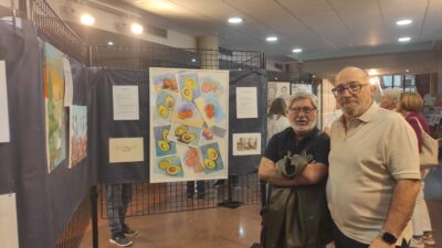Personas asistentes durante la inauguración de la exposición de pintura de la Asociación Parkinson Elche en la Sala de Cultura de Catral