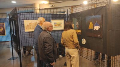 Personas asistentes durante la inauguración de la exposición de pintura de la Asociación Parkinson Elche en la Sala de Cultura de Catral