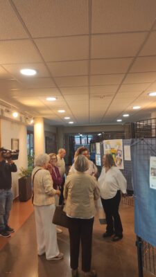 Personas asistentes durante la inauguración de la exposición de pintura de la Asociación Parkinson Elche en la Sala de Cultura de Catral