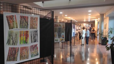 Personas asistentes durante la inauguración de la exposición de pintura de la Asociación Parkinson Elche en la Sala de Cultura de Catral