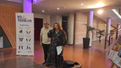 Personas asistentes durante la inauguración de la exposición de pintura de la Asociación Parkinson Elche en la Sala de Cultura de Catral