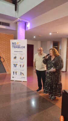 Personas asistentes durante la inauguración de la exposición de pintura de la Asociación Parkinson Elche en la Sala de Cultura de Catral