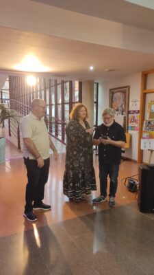 Personas asistentes durante la inauguración de la exposición de pintura de la Asociación Parkinson Elche en la Sala de Cultura de Catral