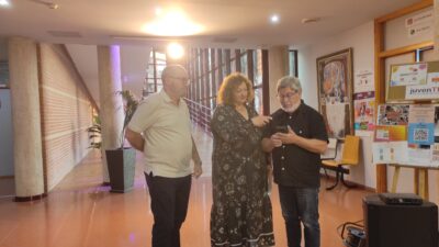 Personas asistentes durante la inauguración de la exposición de pintura de la Asociación Parkinson Elche en la Sala de Cultura de Catral