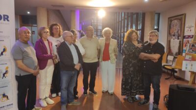 Personas asistentes durante la inauguración de la exposición de pintura de la Asociación Parkinson Elche en la Sala de Cultura de Catral